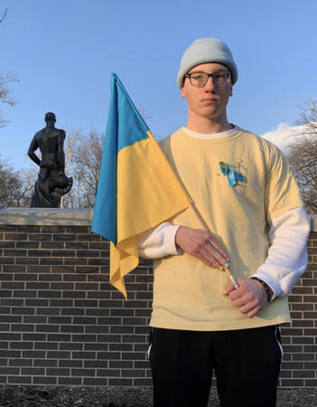 “Slava Ukraini!” rally at MSU statue aids Ukrainians, seeks donations